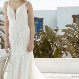 Mermaid style ivory wedding dress.